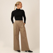 Load image into Gallery viewer, Model wears Bermuda Pants: wide-leg pants with pleats at waist