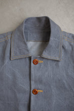 Load image into Gallery viewer, Close up detail of front button fastenings  and collar