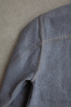 Load image into Gallery viewer, Close up detail of shoulder and sleeve seams