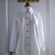 Load image into Gallery viewer, Puff sleeve, point collar shirt made in organic cotton poplin displayed on mannequin
