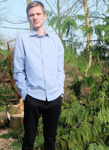Load image into Gallery viewer, Man wears Jensen classic shirt with pointed collar in light blue fabric,