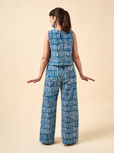 Load image into Gallery viewer, Back view of model wears wide leg trousers with patch pockets
