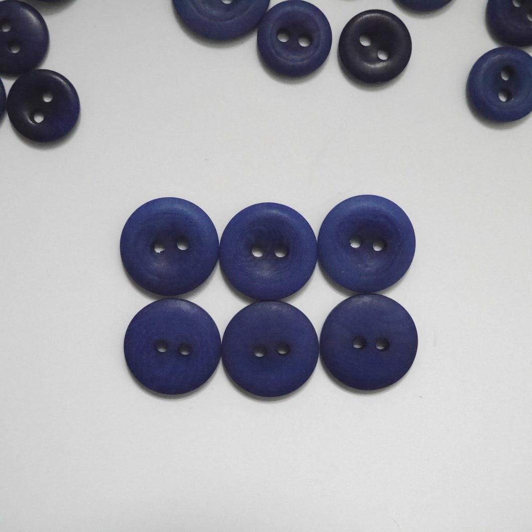 Larger 2-hole corozo buttons shows the smooth side and the concave side