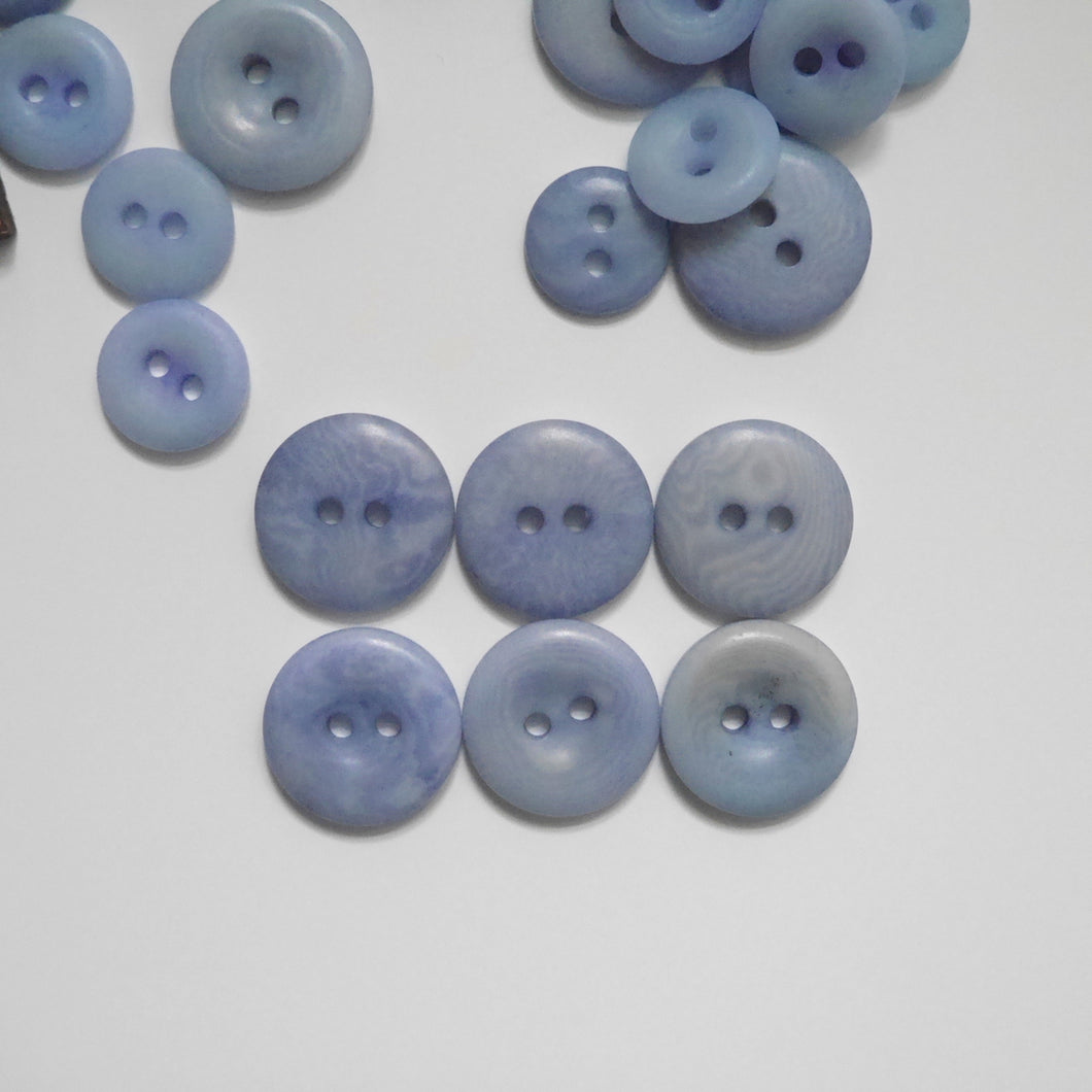 Larger 2-hole corozo buttons shows the smooth side and the concave side