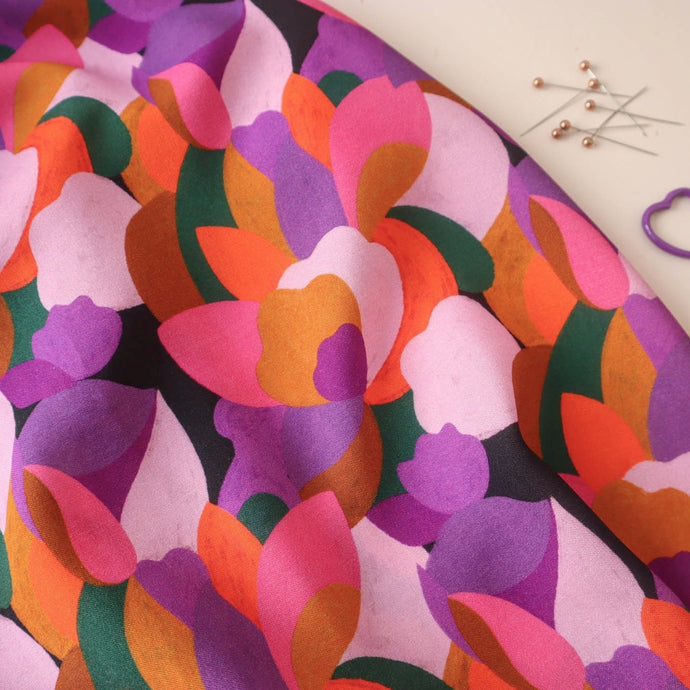 Lise Tailor Viscose fabric in a slight wave with petal pattern print