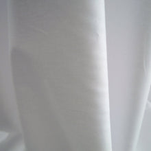 Load image into Gallery viewer, Close up of Organic Cotton Poplin&#39;s drape
