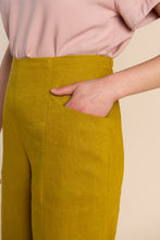 Load image into Gallery viewer, Close up detail of slanted front inseam pocket
