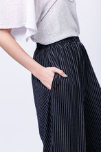 Load image into Gallery viewer, Close up side view of lady&#39;s hand in the pocket of Ninni culottes.
